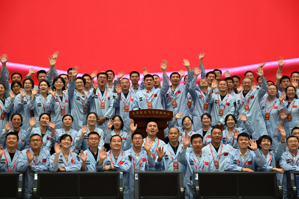 2024年6月25日,嫦娥六号任务圆满成功后,工作人员在北京航天飞行控制中心合影。.jpg 2024年6月25日,嫦娥六号任务圆满成功后,工作人员在北京航天飞行控制中心合影。.jpg
