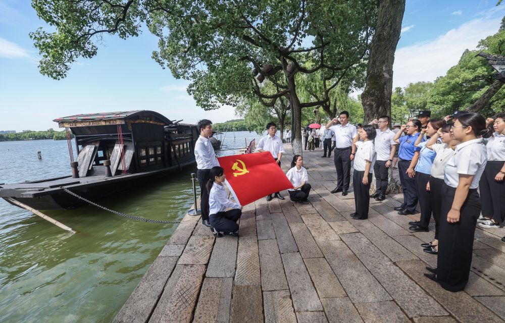 2025年6月30日,新发展党员在浙江省嘉兴市南湖红船旁重温入党誓词。.jpg 2025年6月30日,新发展党员在浙江省嘉兴市南湖红船旁重温入党誓词。.jpg