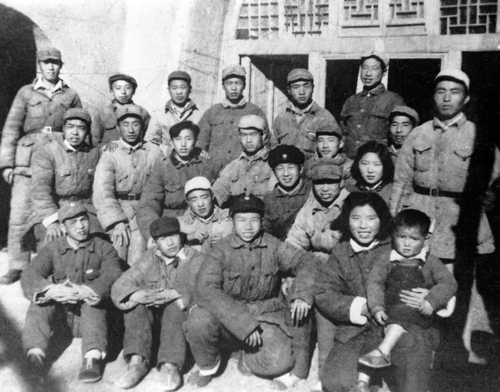 这是新华社新闻台部分人员合影,其中后二排右一为张连生(资料照片)。.jpg 这是新华社新闻台部分人员合影,其中后二排右一为张连生(资料照片)。.jpg