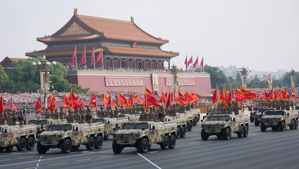 2025年9月3日,纪念中国人民抗日战争暨世界反法西斯战争胜利80周年大会在北京隆重举行。这是战旗方队接受检阅。.jpg 2025年9月3日,纪念中国人民抗日战争暨世界反法西斯战争胜利80周年大会在北京隆重举行。这是战旗方队接受检阅。.jpg